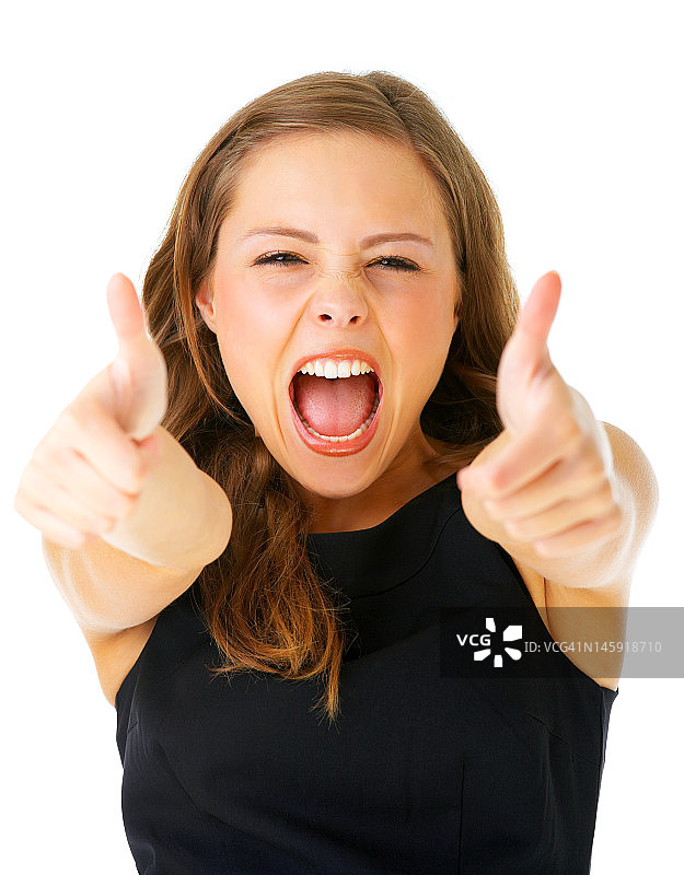 一个年轻女人的特写，大喊和显示拇指图片素材