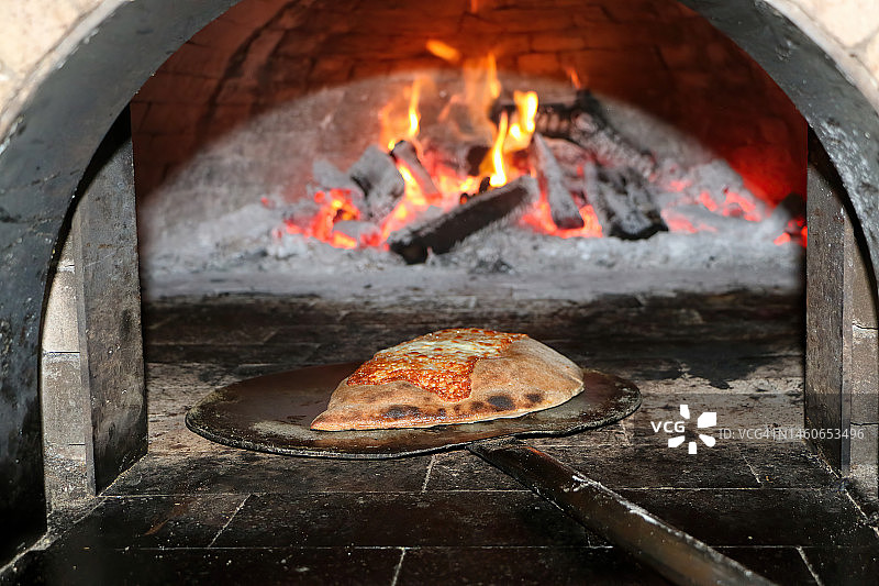 烤炉里的披萨图片素材