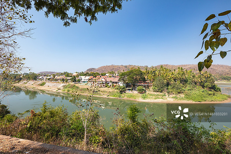 老挝南汗河对岸的琅勃拉邦中部城市景观，2023年图片素材