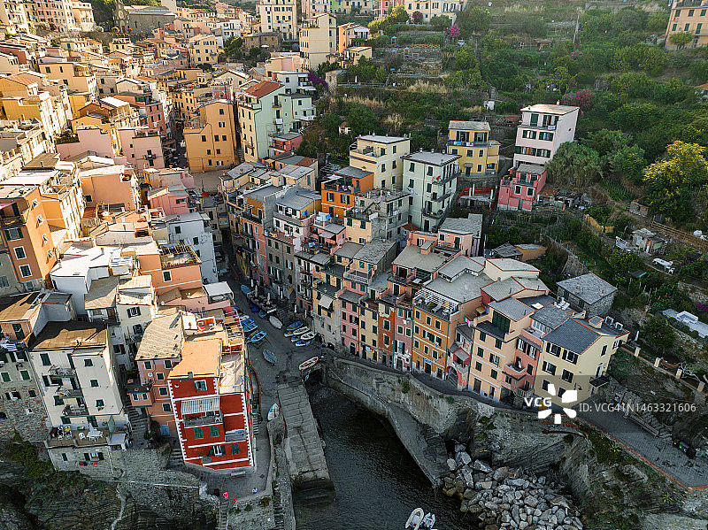 意大利利古里亚的Riomaggiore美丽城市的无人机鸟瞰图片素材