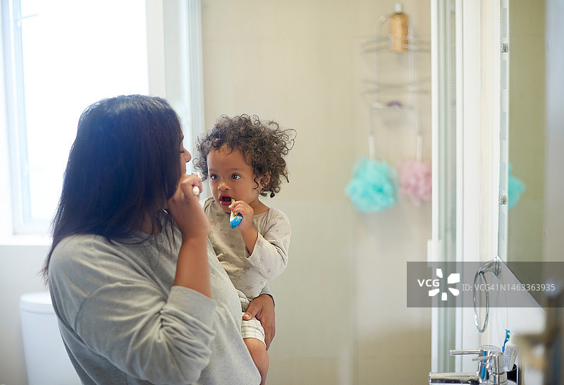 牙科，健康和母亲带着婴儿在浴室刷牙，在家里学习和清洁。口腔卫生，儿童发展和妈妈一起教孩子关于口腔，牙齿和仪容整洁图片素材