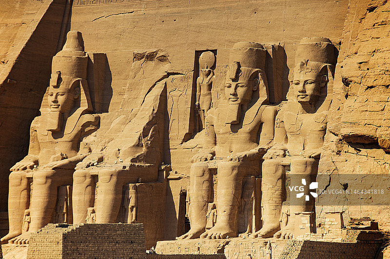 埃及阿斯旺阿布辛贝神庙前的巨型法老拉美西斯二世雕像图片素材