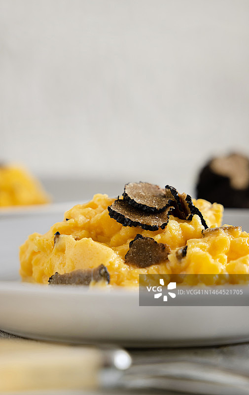来自意大利的新鲜黑松露炒鸡蛋放在盘子里，美食早餐，意大利布林迪西图片素材