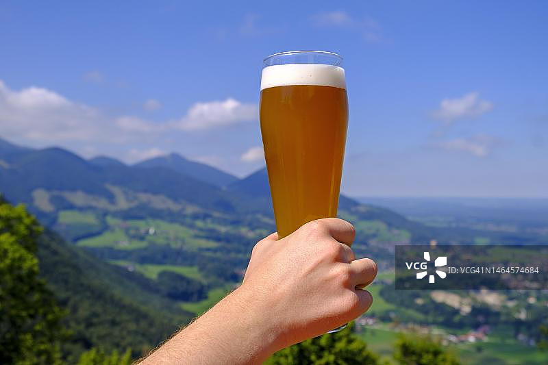 德国巴伐利亚，上巴伐利亚，因谷，Mangfall山，Flintsbach am Inn, Berggasthof Petersberg的小麦啤酒图片素材