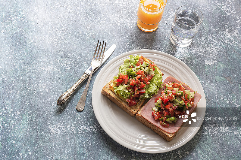 三明治早餐有火腿奶酪和西红柿黄瓜在蓝色的木头桌子上，泰国图片素材