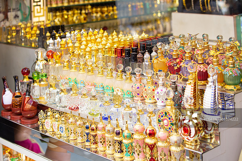 迪拜老城纺织集市上的传统阿拉伯香水图片素材