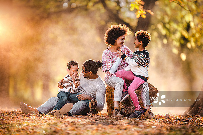 快乐的非裔美国家庭在秋日交谈。图片素材
