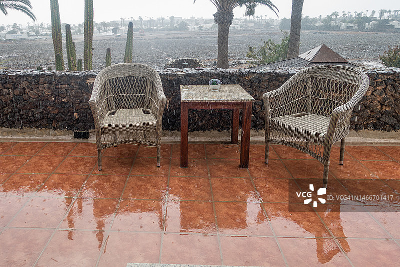 西班牙加那利群岛兰萨罗特岛普拉亚布兰卡的雨天图片素材