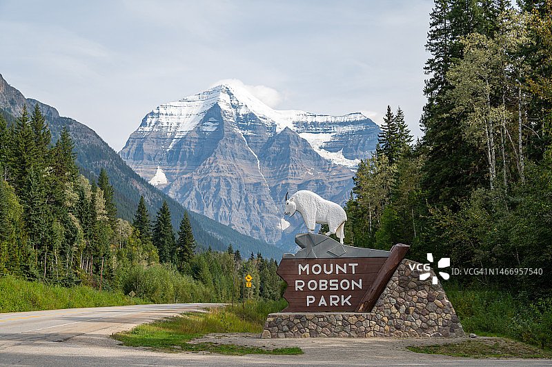 加拿大阿尔伯塔省罗布森山公园入口的道路图片素材