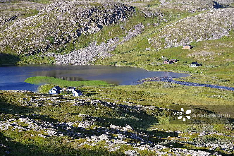 挪威，芬兰马克，北极，甘维克，带着贫瘠石山和湖泊的绿地，单人小屋图片素材