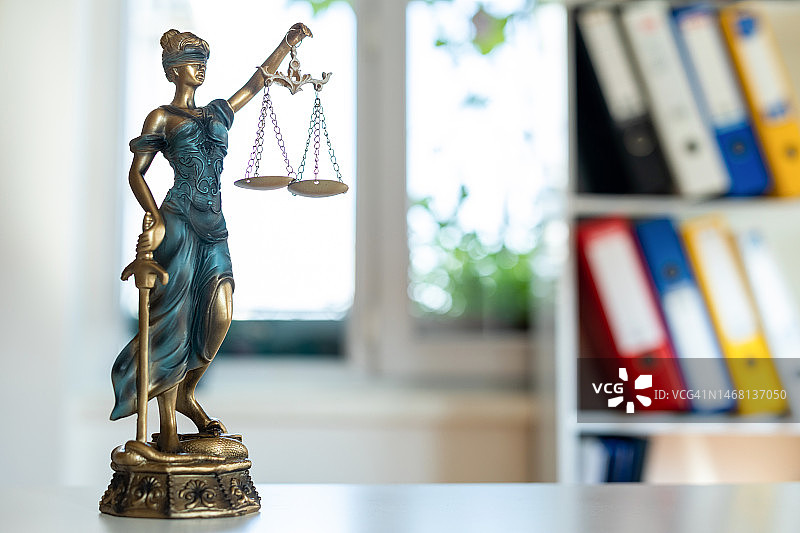 法律人物正义雕像在办公室与书架图片素材