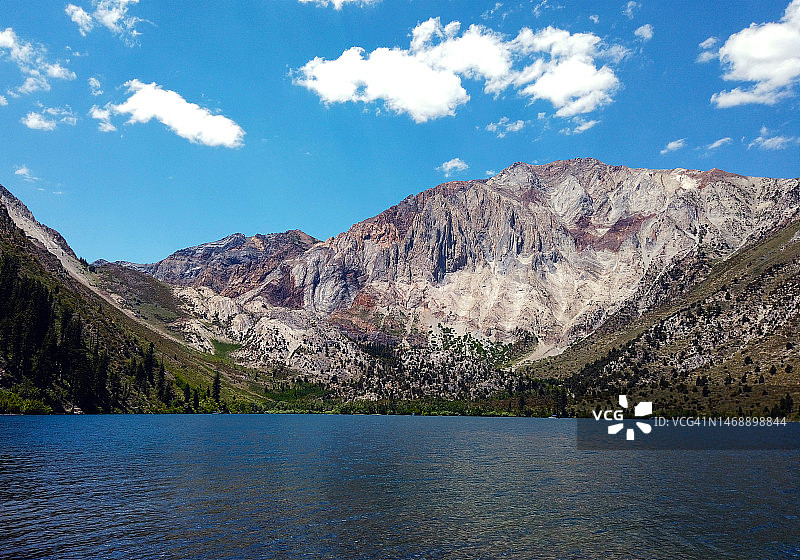 湖泊和山脉的风景，在蓝天下，猛犸湖，加利福尼亚州，美国图片素材