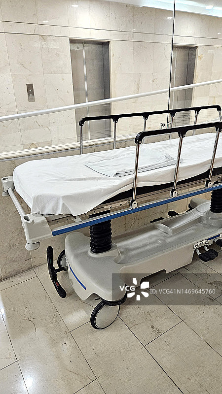 病人在手术室中因手术死亡后，空出的医院担架和轮椅，准备运送严重病人图片素材