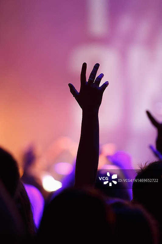 乐迷在音乐会上举起手来。电子音乐节的观众在最喜欢的DJ的伴奏下狂欢图片素材