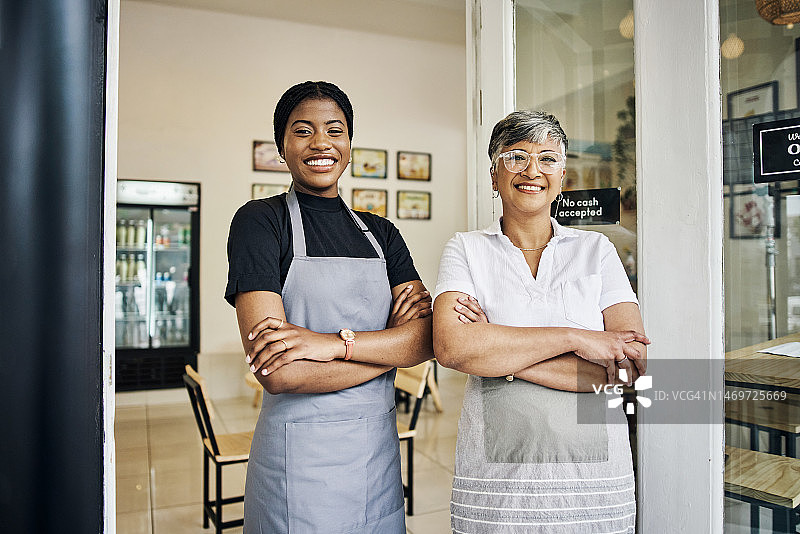 快乐，伙伴关系和肖像与女性在咖啡店为小企业主，零售和管理。面包店，餐厅和咖啡馆，员工在门口欢迎，服务员和授权图片素材