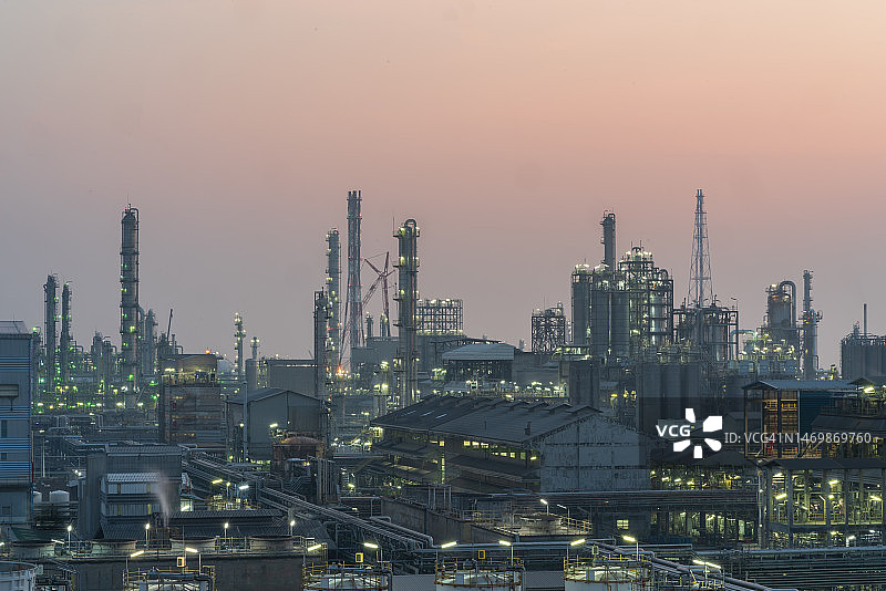 泰国黄昏时分的炼油厂和石化厂。图片素材