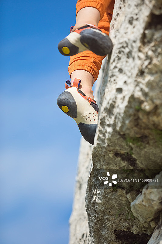 女子攀登岩石图片素材