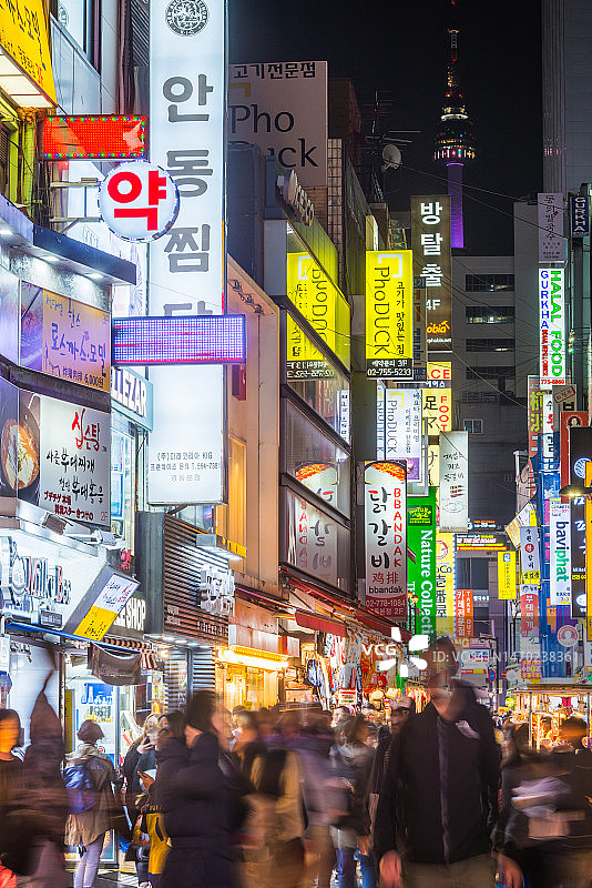 首尔繁华的明洞购物街夜晚人山人海图片素材