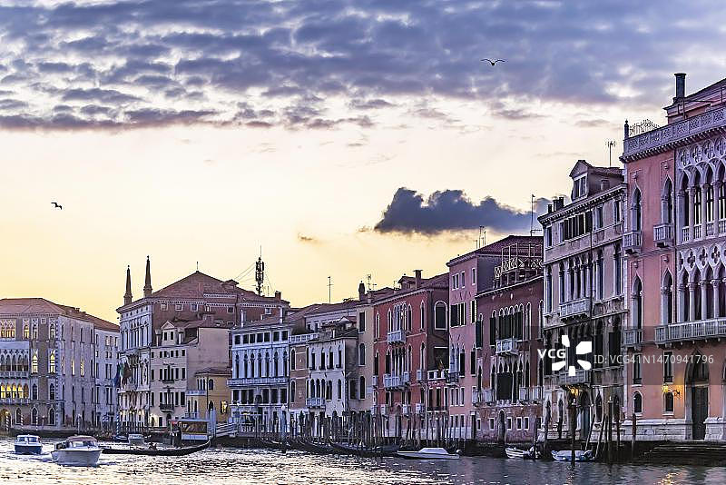 意大利威尼斯大运河上的傍晚气氛图片素材