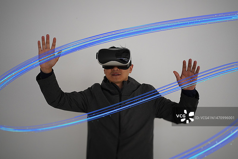人戴VR体验游戏图片素材