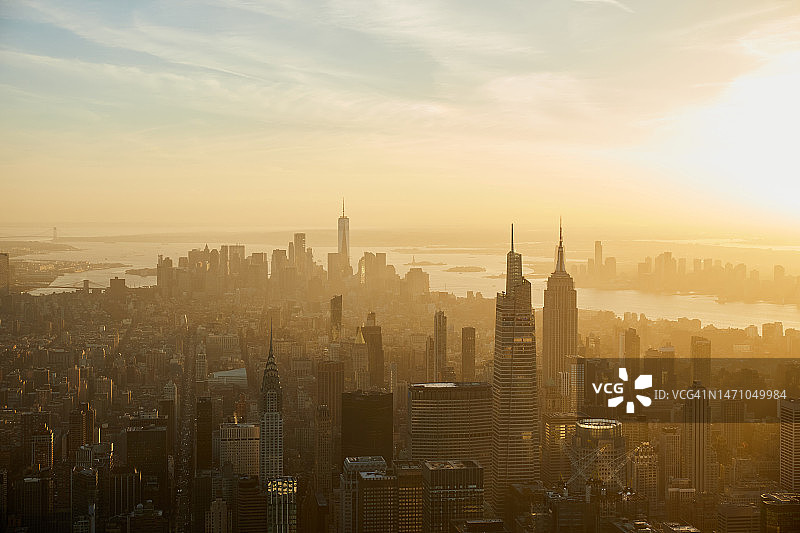 日落时的航拍照片，向西南看曼哈顿中城和市中心的摩天大楼图片素材
