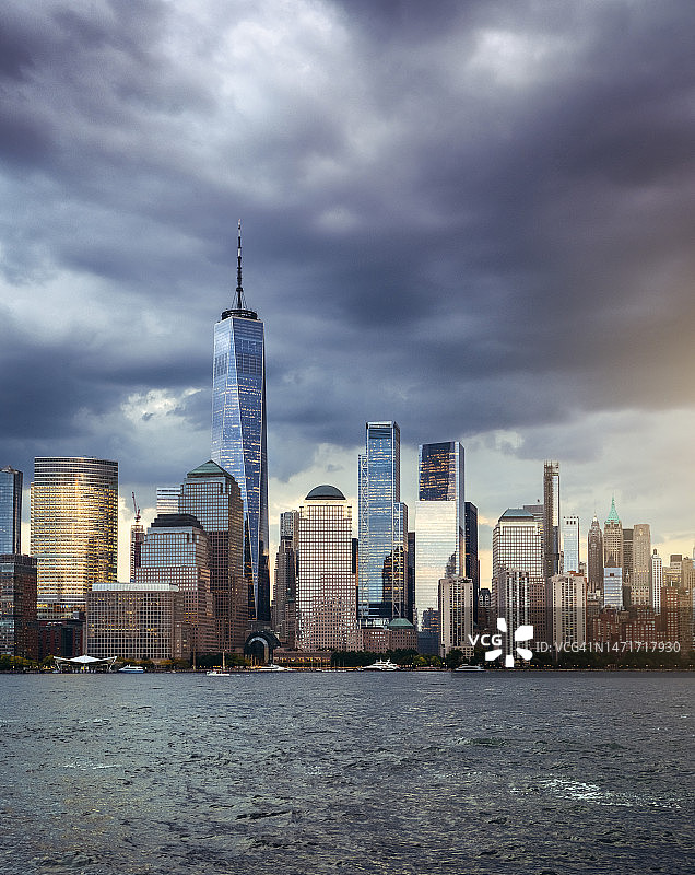 日落时分的曼哈顿金融区天际线，美国纽约市图片素材