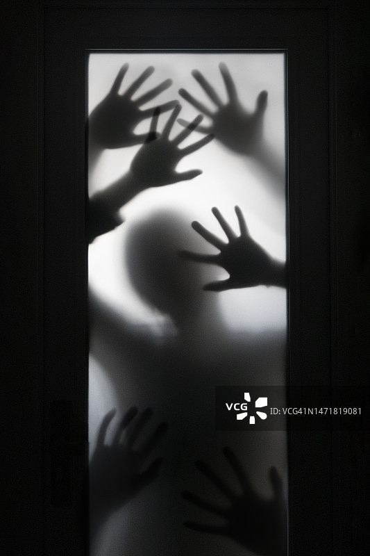 一个女人的许多双手压在玻璃后面半透明的立面图片素材