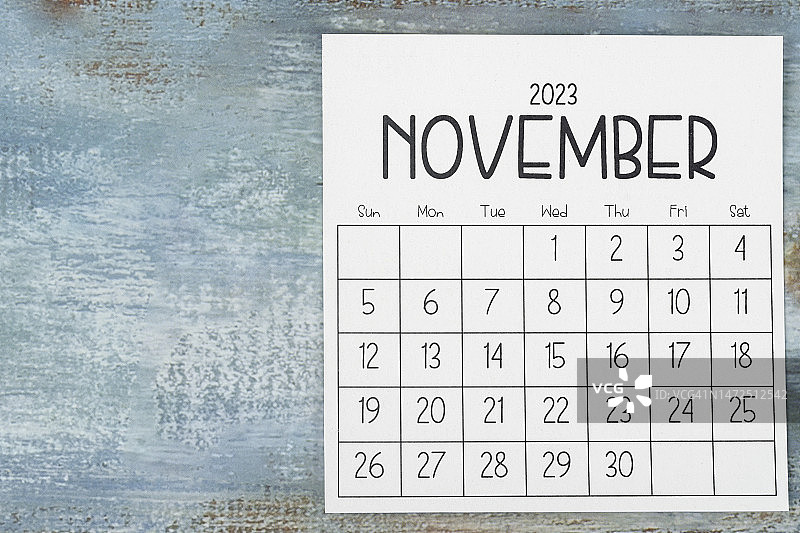 日历桌2023:家庭办公室手工制作。11月是组织者在木桌背景下计划和截止日期的月份。图片素材