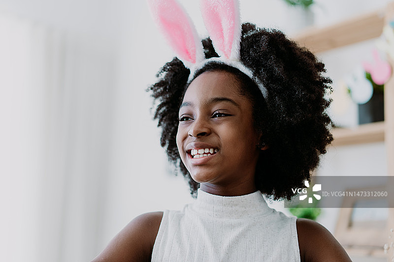 一个孩子的肖像兔耳朵服装图片素材