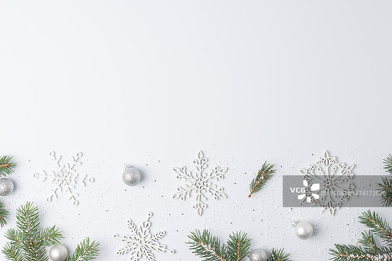 圣诞灰色最小背景雪花平铺，复制空间图片素材