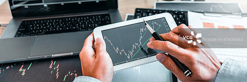 商务会议投资和企业家交易股票市场和交易所讨论和分析图表。图片素材