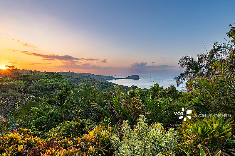在哥斯达黎加太平洋海岸的曼努埃尔·安东尼奥国家公园，充满活力的日出俯瞰着狂野的海岸美景图片素材