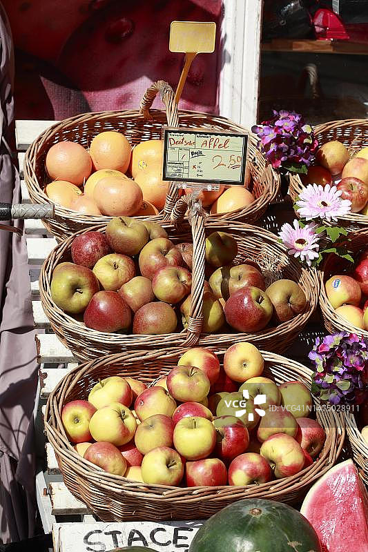 德国，一家商店前的摊位上，篮子里有价格标签的苹果图片素材