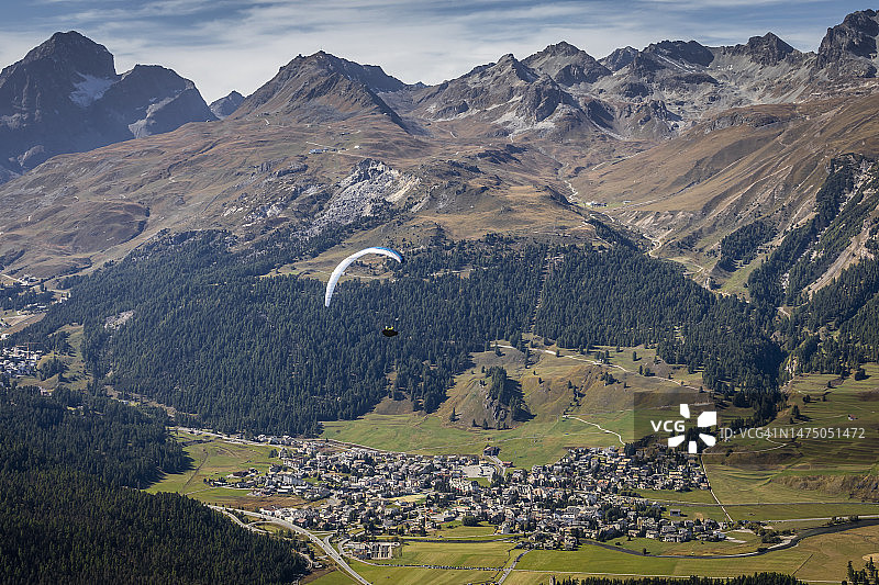 在瑞士阿尔卑斯山脉格劳宾登恩加丁山谷的穆奥塔斯·穆拉格尔的Celerina景观上滑翔图片素材