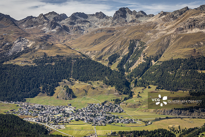 来自穆奥塔斯穆拉格尔的塞莱里纳城市景观，恩嘎丁山谷，格劳宾登，瑞士阿尔卑斯山图片素材