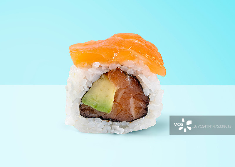 传统日本料理，日式寿司，蓝色背景三文鱼真寿司，西班牙巴塞罗那图片素材
