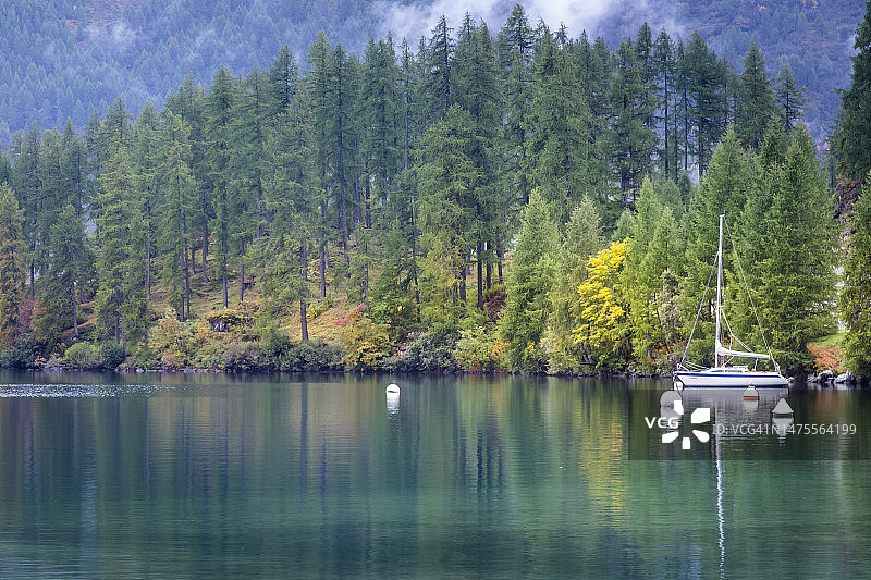 圣莫里茨湖景观与帆船，恩加丁山谷，格劳宾登，瑞士阿尔卑斯山图片素材