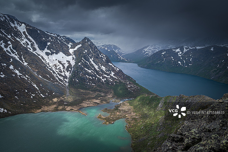 挪威约顿海门国家公园Knutshoe山上的绿松石和蓝色湖泊图片素材