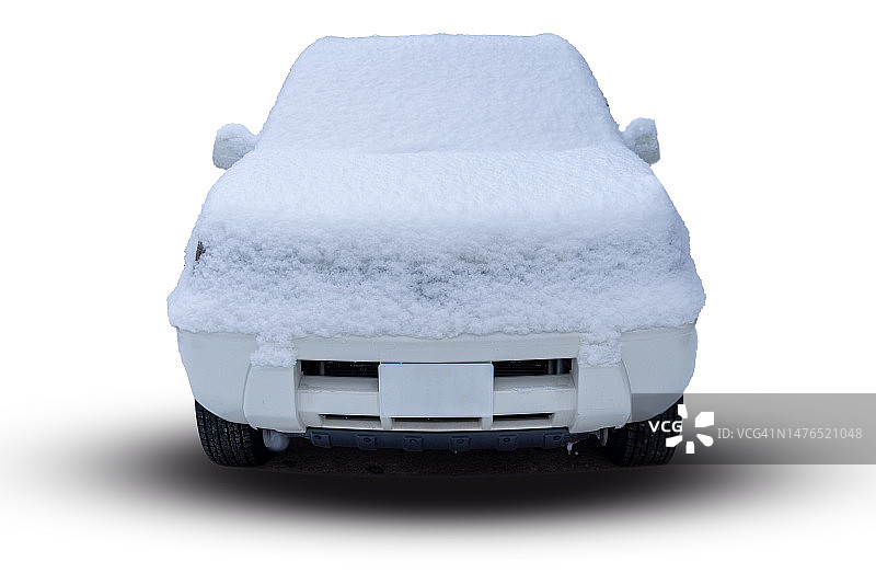 冬天结冰的汽车盖上了雪。在雪地背景上查看前车窗挡风玻璃和引擎盖。汽车下了一层厚厚的雪。日本的冬天图片素材