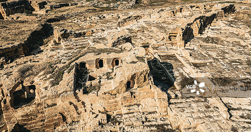 达拉古洞穴城鸟瞰图，探索马尔丁省历史地标达拉古城市美索不达米亚遗址，美索不达米亚最重要的定居点之一，达拉古城遗址图片素材