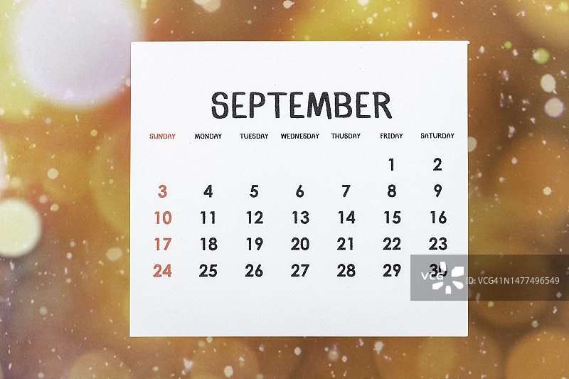 日历台2023:9月是组织者用散景背景进行计划和截止日期的月份。图片素材
