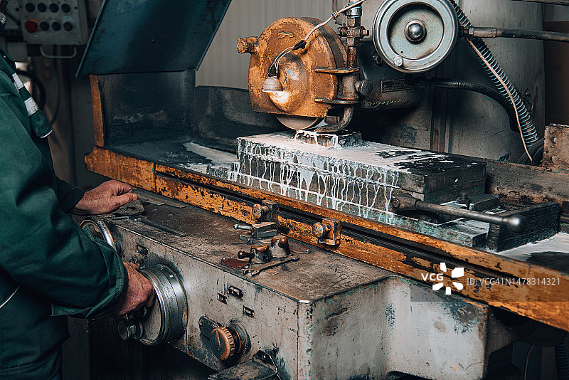 老式金属切割机上的金属加工技术图片素材
