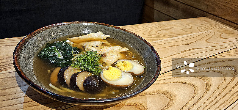 美味的拉面是用猪肉或鸡骨和不同蔬菜熬制的肉汤，它的口味有味噌酱、酱油(shoyu)或盐(shio)。图片素材