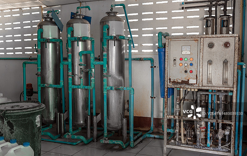 反渗透系统用于饮水厂对井水进行自动处理和多级过滤的系统。图片素材