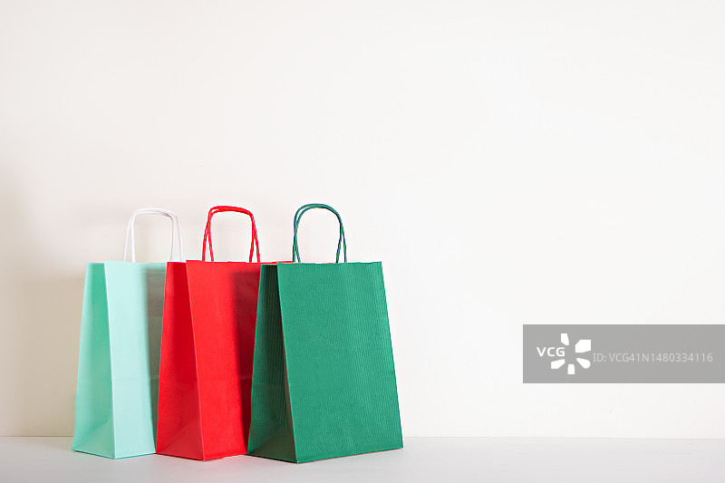圣诞新年彩色纸袋。销售和购物概念。副本的空间。图片素材