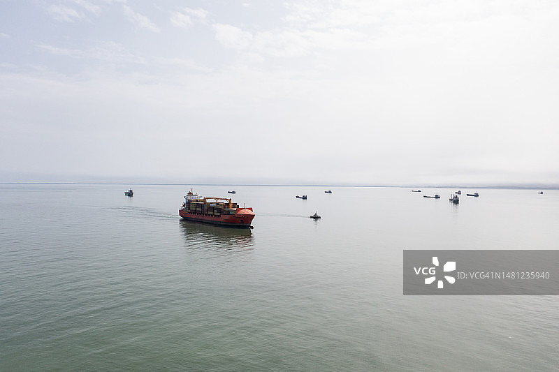 航拍的大型集装箱货船航行在平静，蓝色的海洋。图片素材