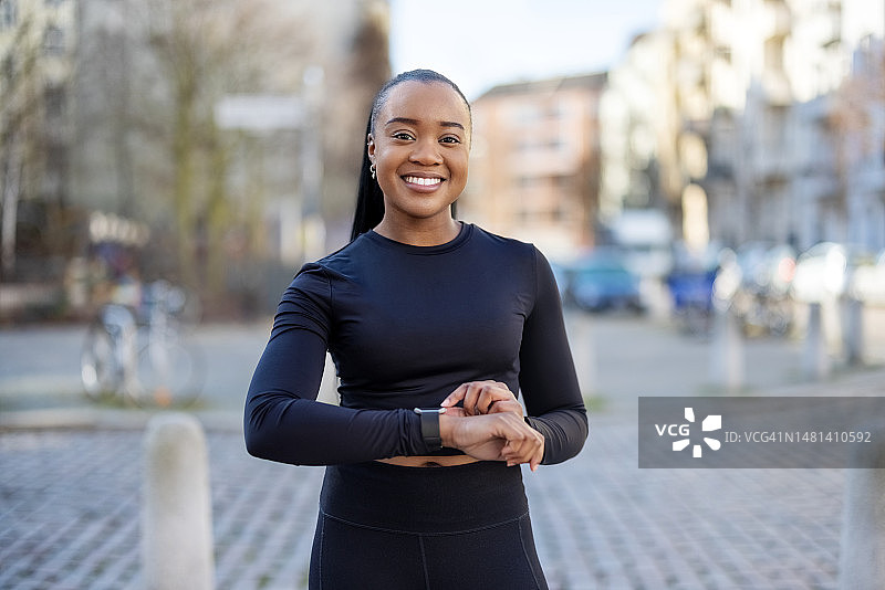 年轻的非洲妇女在健身后站在城市街道的肖像图片素材