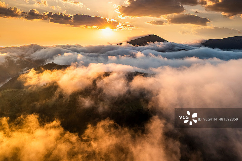山上雾蒙蒙的黎明鸟瞰图。图片素材