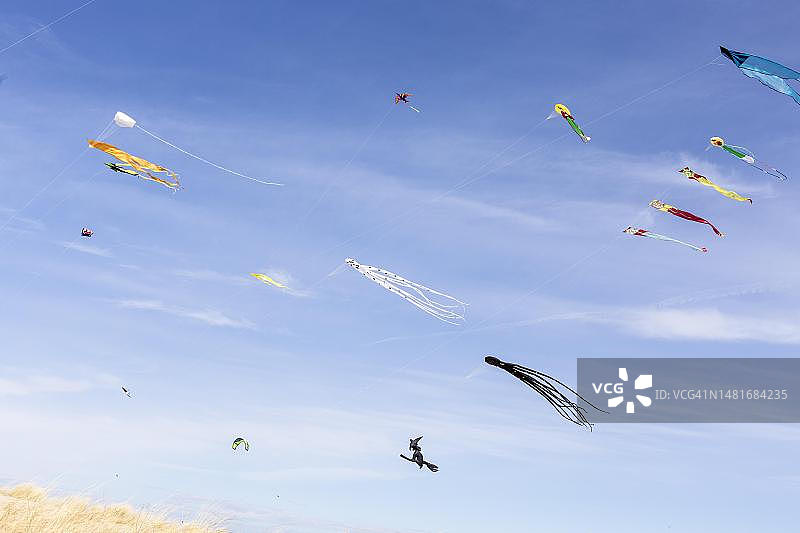 德国瓦尔内蒙德海滩上的风筝图片素材