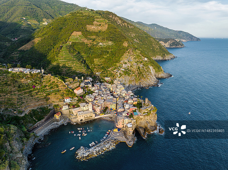 Vernazza是意大利北部利古里亚省拉斯佩齐亚省的一个小镇。它是游客经常光顾的著名五渔村中第二小的城镇。图片素材